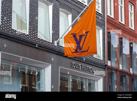 Find Louis Vuitton Stores in Netherlands .